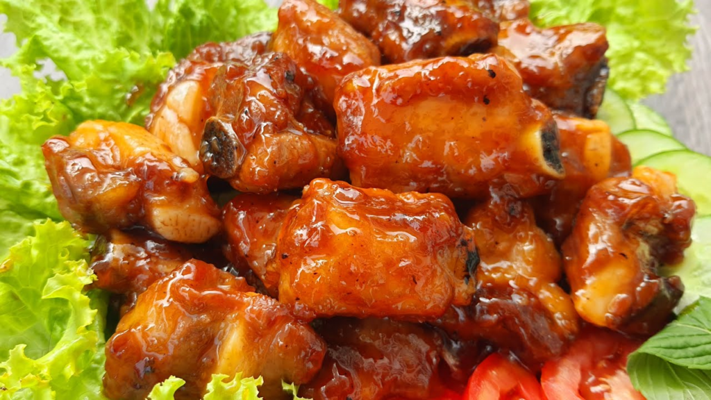 Nên chọn sườn non tươi ngon có xương nhỏ và nhiều thịt