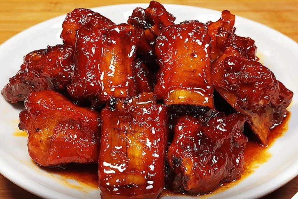Sườn xào miền Bắc có vị chua thanh dịu nhẹ từ giấm gạo
