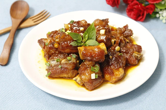 Vị cay nồng đặc trưng trong món sườn xào của người miền Trung