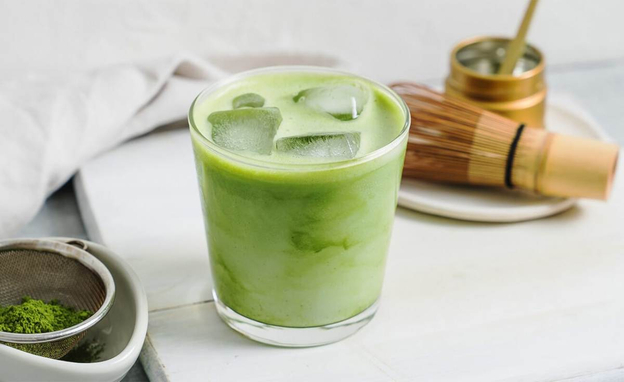 Matcha latte kiểu cơ bản với màu xanh chia tầng đẹp mắt