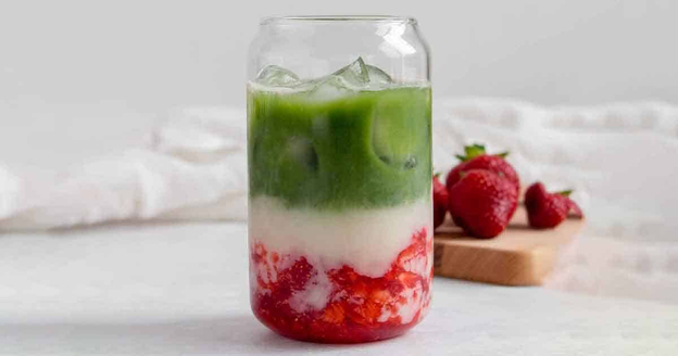 Ly matcha dâu tây ba tầng màu sắc rực rỡ bắt mắt