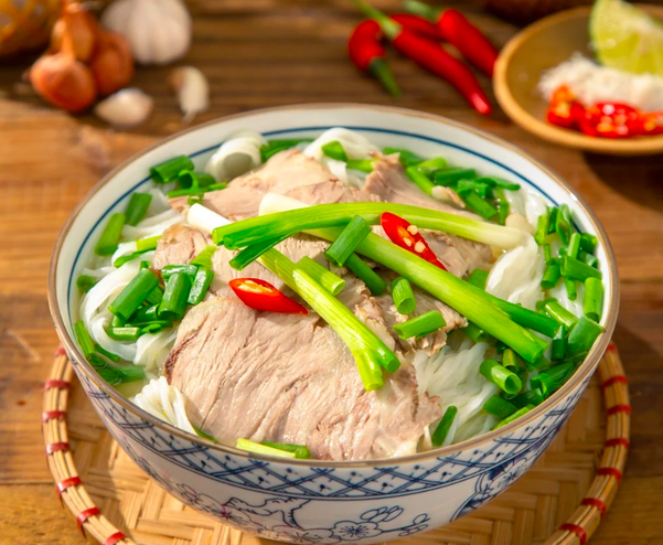 Bát phở bò chín với nước dùng thanh nhẹ, thịt mềm thơm là bữa sáng tinh tế đậm chất Hà thành.