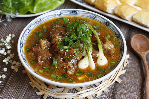 Bò sốt vang màu nâu đỏ đẹp mắt thơm mùi rượu