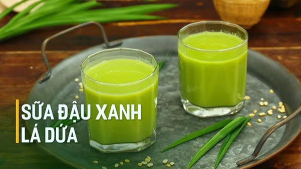 Ly sữa sánh mịn, thơm nức mũi mùi lá dứa là thức uống giải nhiệt lý tưởng cho những trưa hè oi ả.
