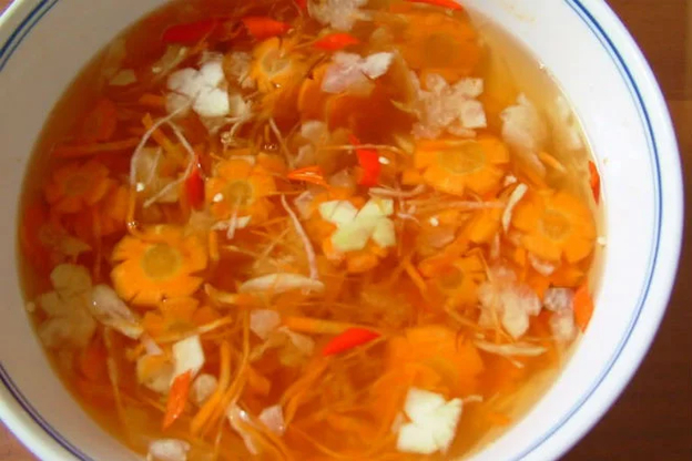Nước chấm dậy mùi thơm tinh dầu từ vỏ quất tươi
