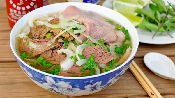Sự hòa quyện giữa vị ngọt đậm của nước lèo, vị cay nồng của tương ớt và hương thơm của các loại rau tạo nên trải nghiệm vị giác bùng nổ.