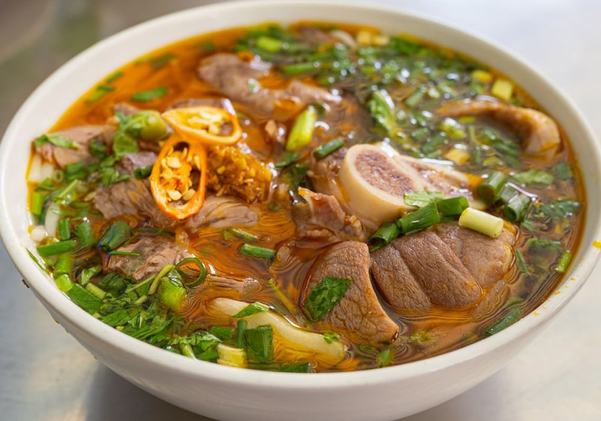 Vị ngọt của dứa hòa quyện với vị béo của giò heo tạo nên bát bún thanh mát, dễ ăn.
