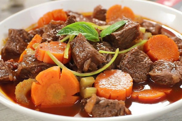 Bò sốt vang nấu cùng rau củ đầy đủ dinh dưỡng