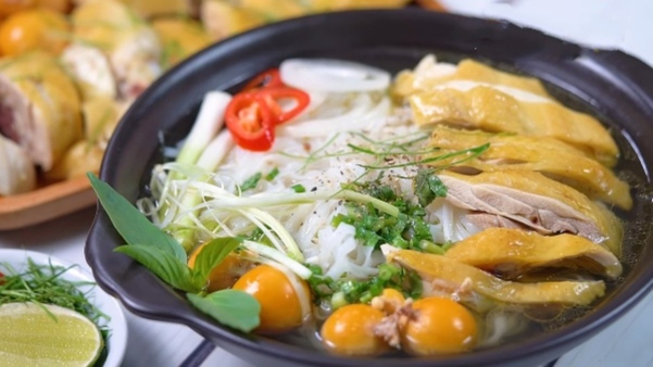 Bữa sáng nhanh gọn, đủ chất với miếng đùi gà chắc thịt, da giòn sần sật mà không tốn quá nhiều công sức.