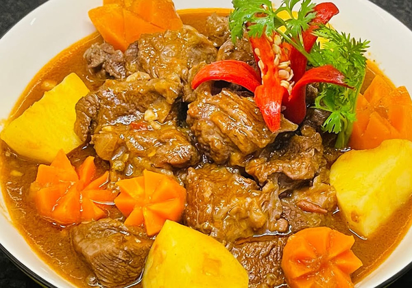 Miếng thịt bò sốt vang mềm rục, thấm đẫm gia vị rượu vang nồng nàn, ăn một miếng là nhớ mãi.