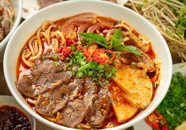 Sự kết hợp giữa bắp hoa giòn và gân trong veo tạo nên kết cấu thú vị, ăn hoài không ngán.