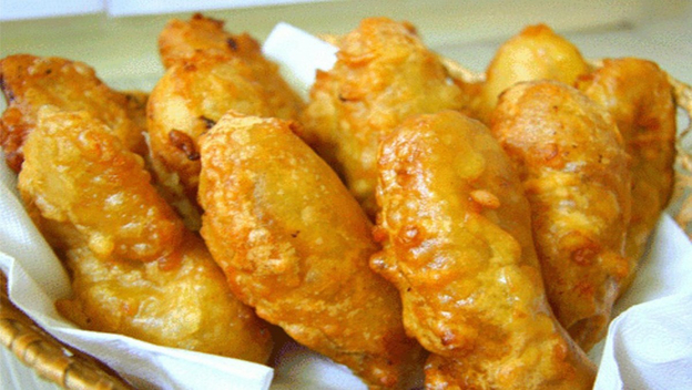 Bánh chuối chiên phồng giòn rụm vàng ươm.