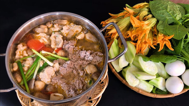 Vị béo của trứng vịt lộn hòa quyện với vị thanh của cua đồng tạo nên trải nghiệm ẩm thực khó quên.