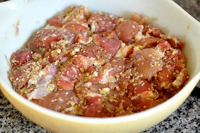 Thịt tươi ngon và kỹ thuật ướp đúng giúp món bún chả tròn vị
