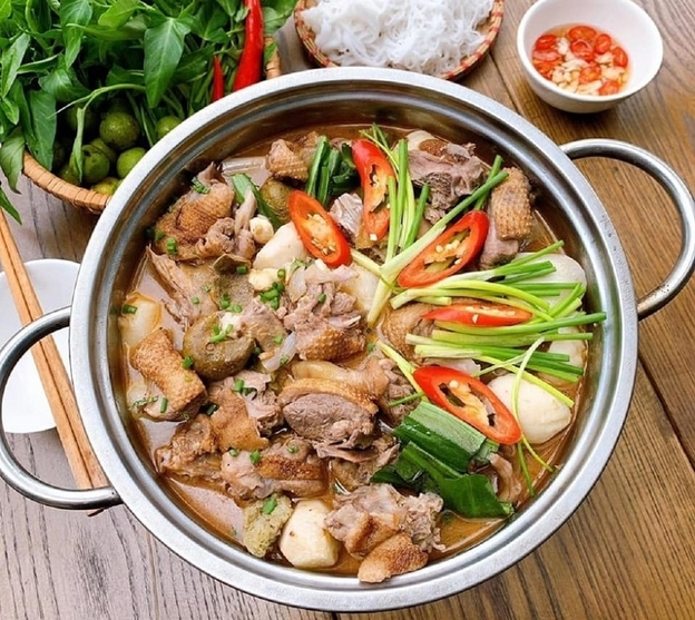 Lẩu vịt om sấu chua cay thích hợp tụ tập