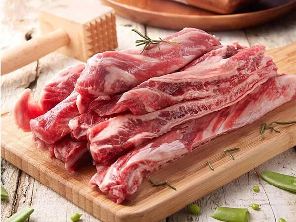 Thịt dẻ sườn tươi ngon là bí quyết cho món sốt vang mềm ngậy.